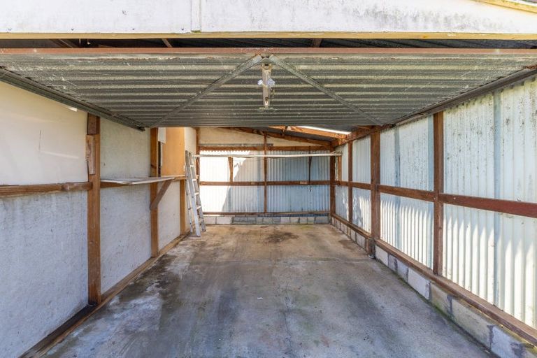 Photo of property in 17 Kairau Road West, Sentry Hill, New Plymouth, 4373