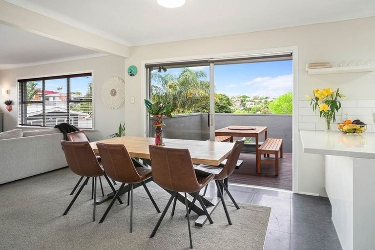Photo of property in 16 Regal Place, Forrest Hill, Auckland, 0620