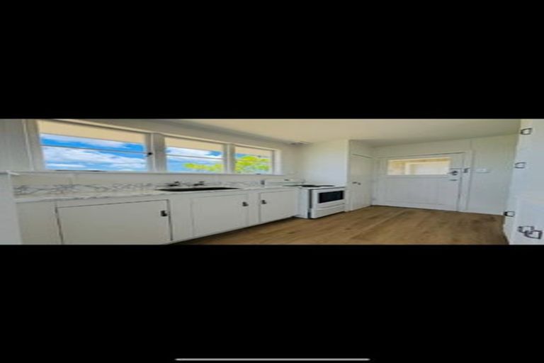 Photo of property in 28 Waione Avenue, Te Atatu Peninsula, Auckland, 0610