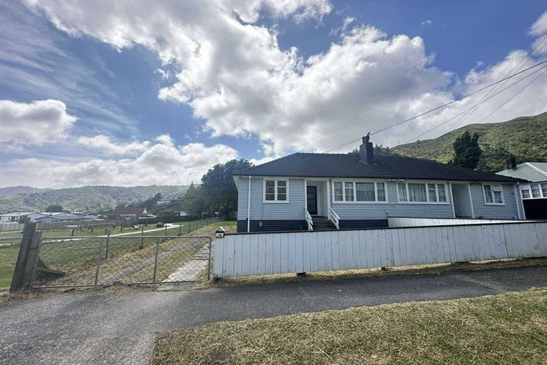 Photo of property in 70 Judd Crescent, Naenae, Lower Hutt, 5011