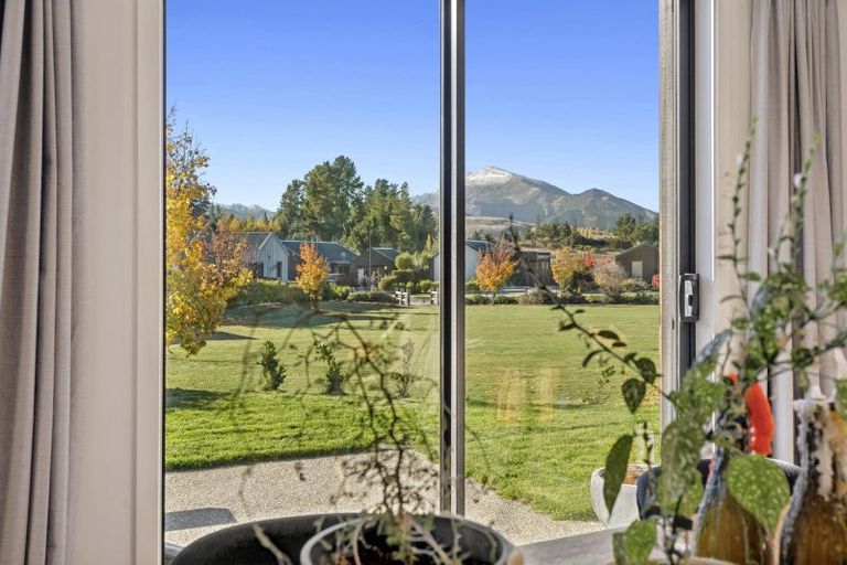 Photo of property in 5 Mount Creighton Crescent, Wanaka, 9305