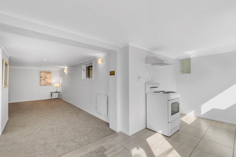 Photo of property in 16 Royal View Road, Te Atatu South, Auckland, 0610