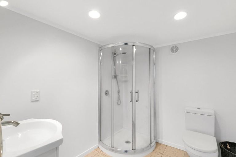 Photo of property in 16 Royal View Road, Te Atatu South, Auckland, 0610