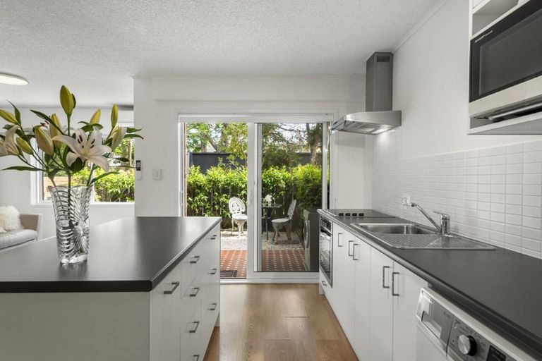 Photo of property in 4/83 Lake Road, Devonport, Auckland, 0622