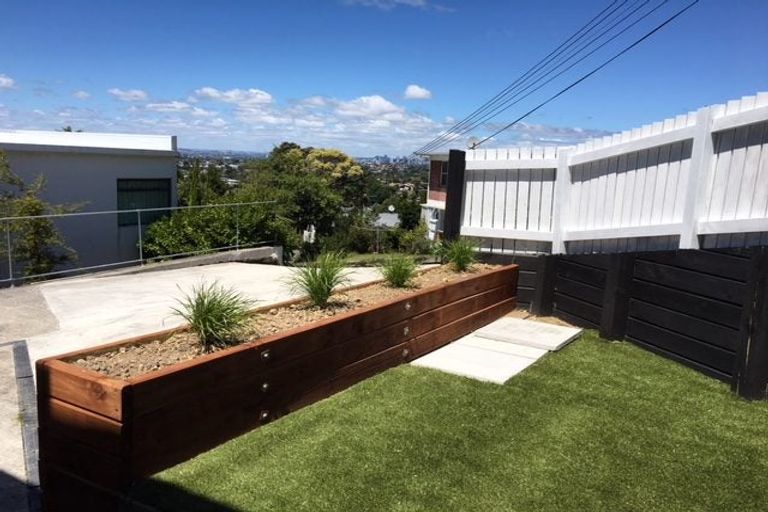 Photo of property in 27 Sunset Road, Totara Vale, Auckland, 0632