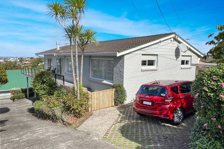 Photo of property in 2/87 Sunset Road, Totara Vale, Auckland, 0632