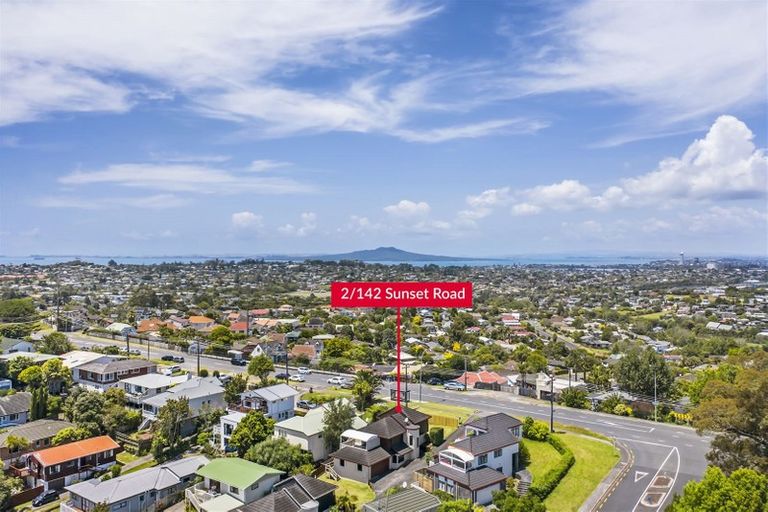 Photo of property in 2/142 Sunset Road, Unsworth Heights, Auckland, 0632