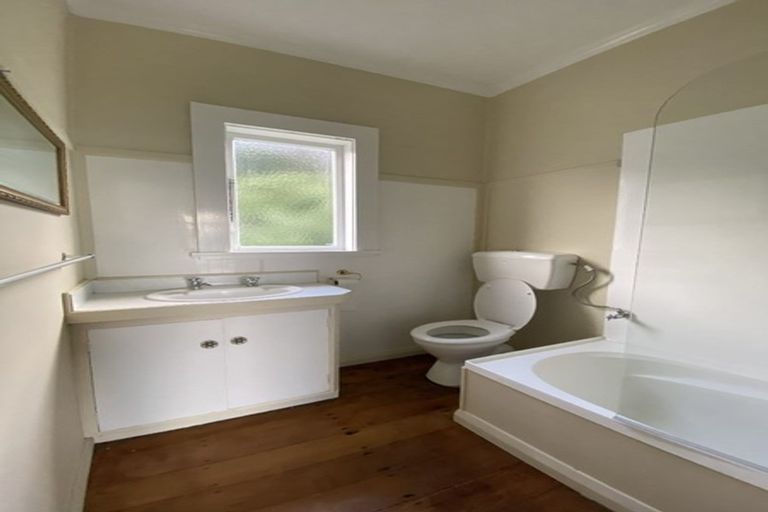 Photo of property in 24 Hungerford Road, Lyall Bay, Wellington, 6022