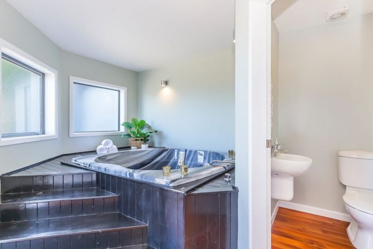 Photo of property in 9 Inverell Way, Seatoun, Wellington, 6022