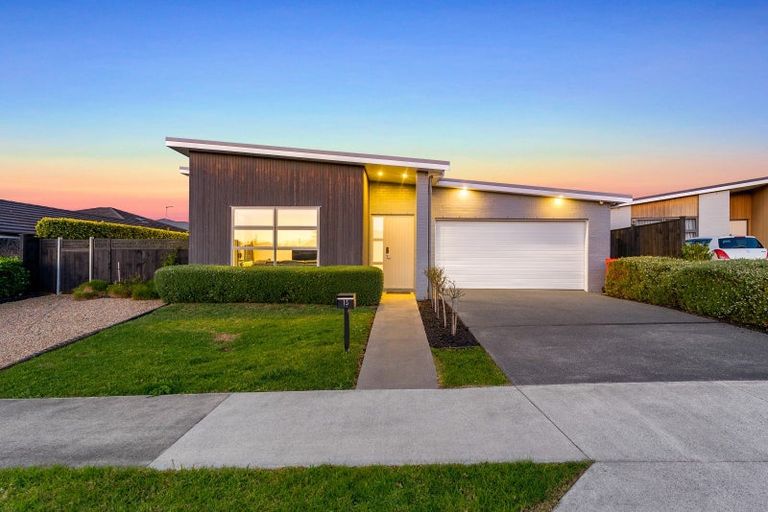 Photo of property in 15 Taikura Avenue, Red Beach, 0932