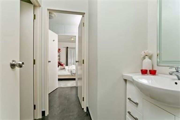 Photo of property in 4 Owl Court, Unsworth Heights, Auckland, 0632