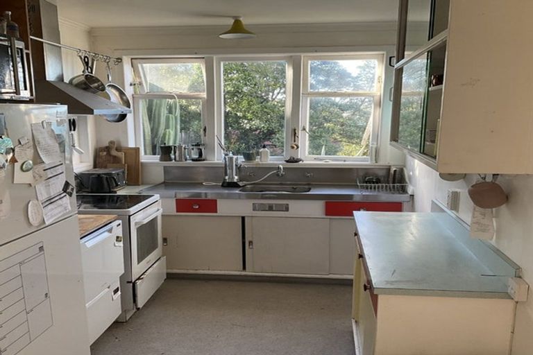 Photo of property in 8 Hungerford Road, Lyall Bay, Wellington, 6022