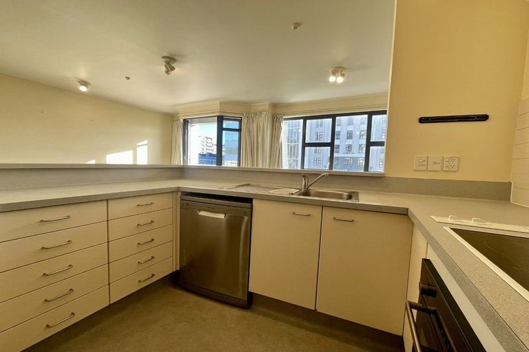 Photo of property in 17 Kent Terrace - Kent Apartments, 3e/16 Kent Terrace, Mount Victoria, Wellington, 6011