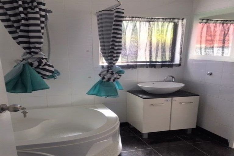 Photo of property in 14 Atlantis Place, Totara Vale, Auckland, 0629