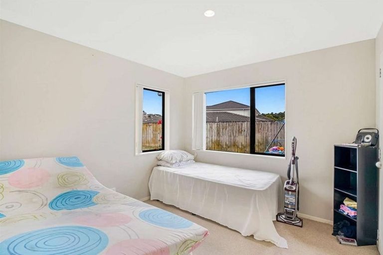 Photo of property in 12 Mediterranean Way, Goodwood Heights, Auckland, 2105