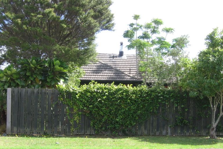Photo of property in 1/2 Oruamo Place, Beach Haven, Auckland, 0626