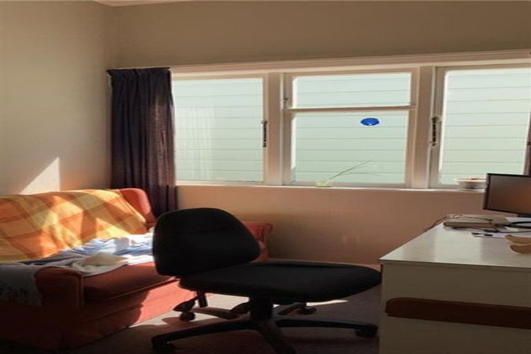 Photo of property in 4 Rixon Grove, Mount Victoria, Wellington, 6011