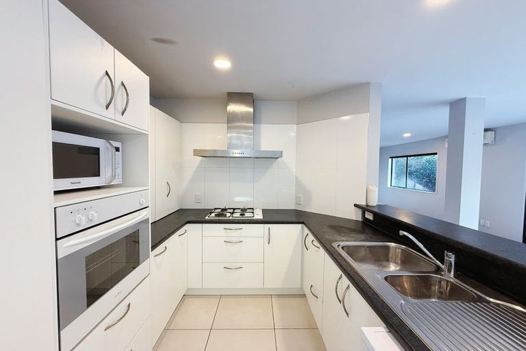 Photo of property in 2/252 East Coast Road, Forrest Hill, Auckland, 0620