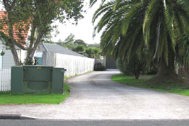 Photo of property in 102 Kervil Avenue, Te Atatu Peninsula, Auckland, 0610