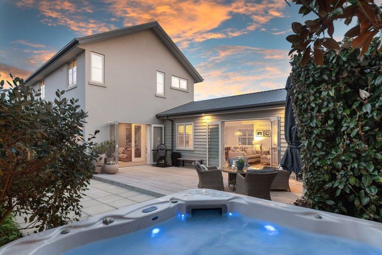 Photo of property in 2 Glen Bridge Lane, Harewood, Christchurch, 8051