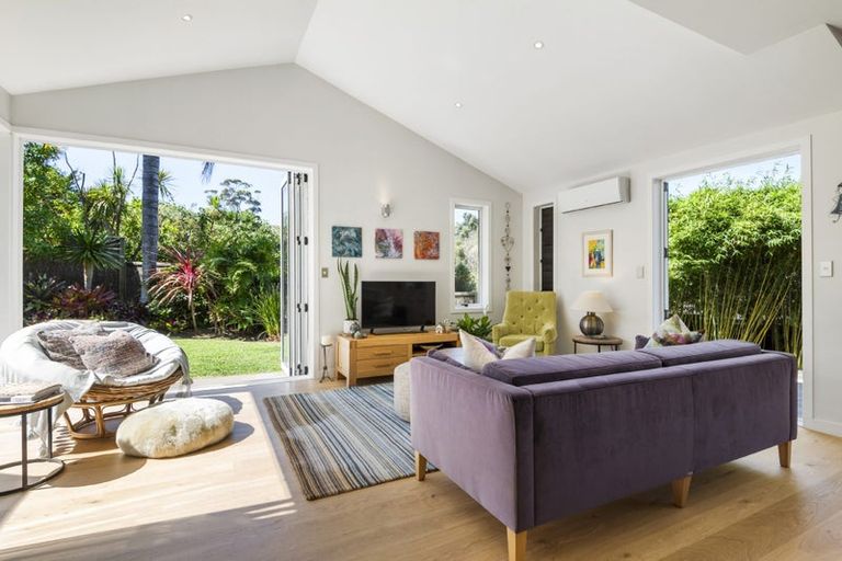 Photo of property in 8 Tree Fern Trail, Campbells Bay, Auckland, 0630