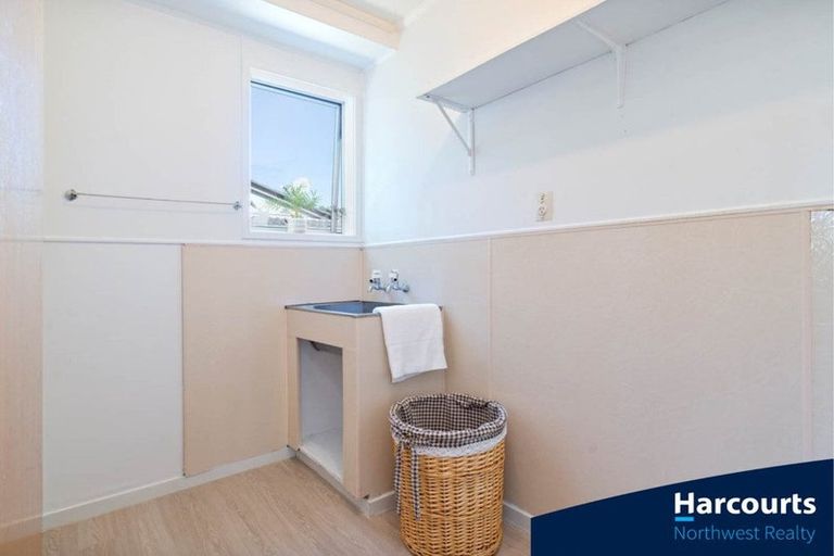 Photo of property in 16 Glen Road, Ranui, Auckland, 0612