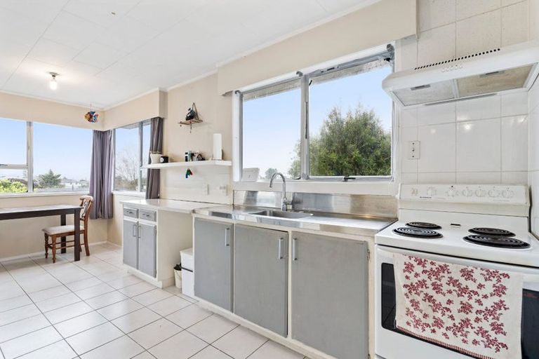 Photo of property in 14 Waari Avenue, Sunnyvale, Auckland, 0612