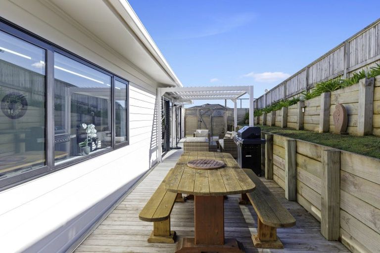 Photo of property in 32 Lanyon Place, Whitby, Porirua, 5024