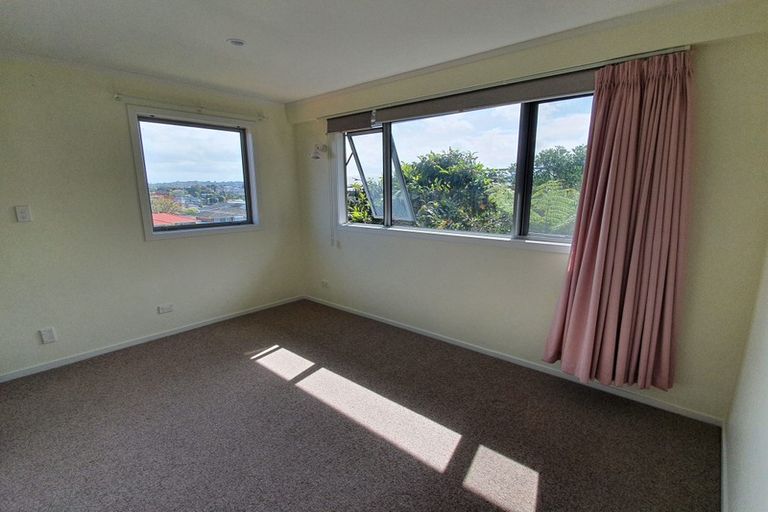 Photo of property in 3/104 East Coast Road, Forrest Hill, Auckland, 0620