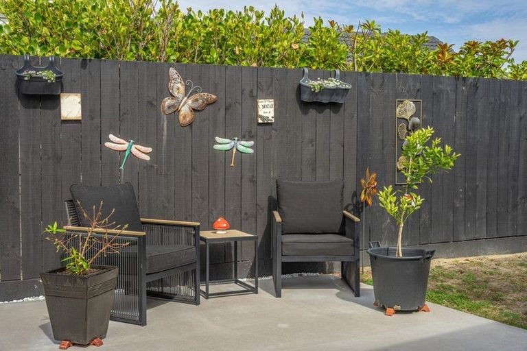 Photo of property in 21 Reeves Street, Waikanae Beach, Waikanae, 5036