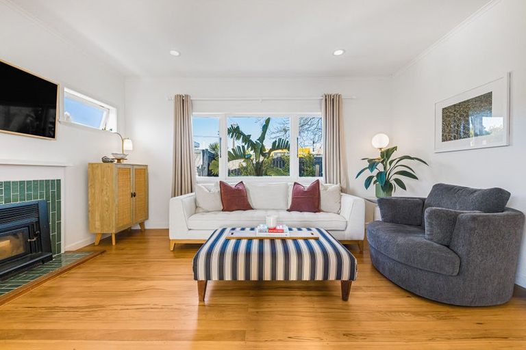Photo of property in 1/150 East Coast Road, Forrest Hill, Auckland, 0620