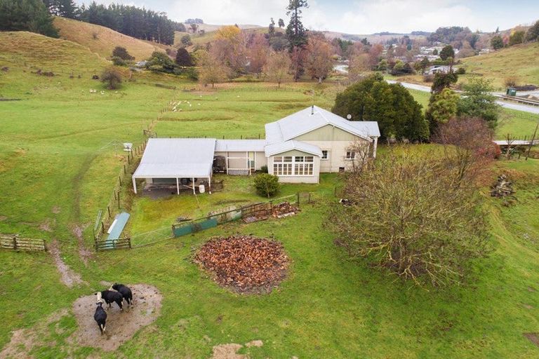 Photo of property in 56 Ongo Road, Hunterville, 4730