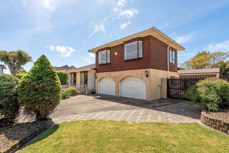 Photo of property in 15 Sonning Place, Redwood, Christchurch, 8051