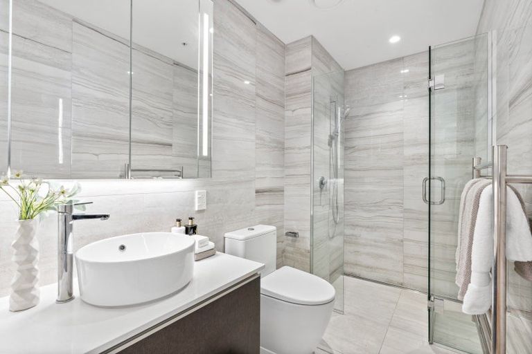 Photo of property in 6/585g Beach Road, Rothesay Bay, Auckland, 0630