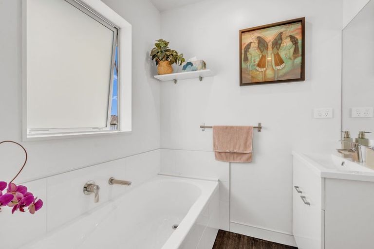 Photo of property in 33 Apple Orchard Way, Sunnyvale, Auckland, 0612