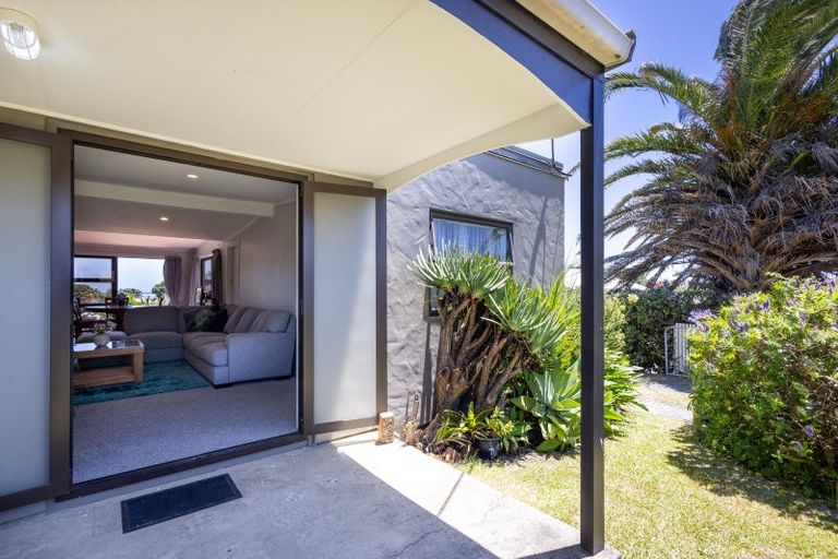 Photo of property in 6 Sea View Road, Baylys Beach, 0377