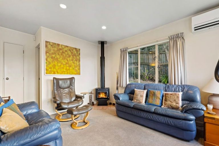 Photo of property in 2/30 Sunset Road, Unsworth Heights, Auckland, 0632