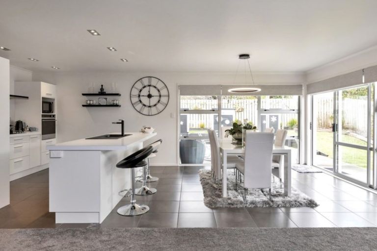 Photo of property in 18 Resolution Place, One Tree Point, 0118