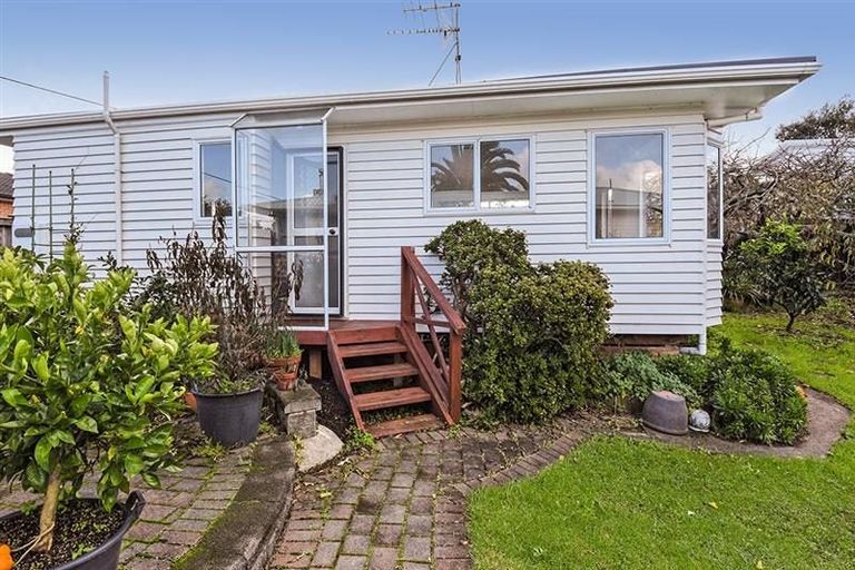 Photo of property in 18 Roberts Road, Te Atatu South, Auckland, 0610