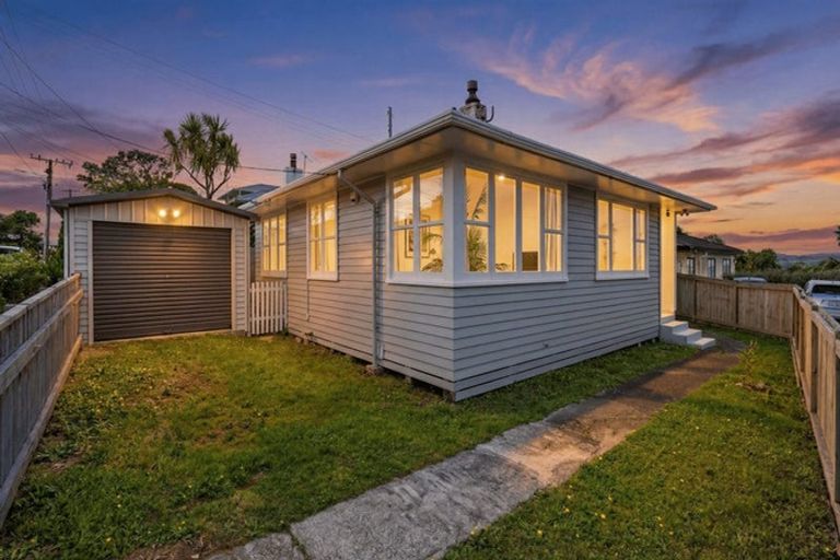 Photo of property in 4 Balmain Street, Newlands, Wellington, 6037