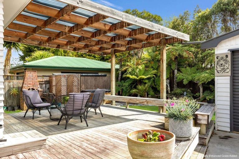 Photo of property in 33 Winston Avenue, Hokowhitu, Palmerston North, 4410