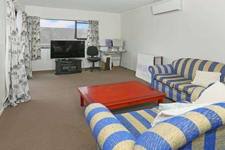 Photo of property in 4 Landsdale Place, Massey, Auckland, 0614