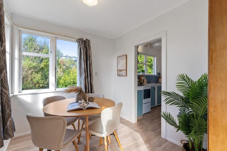Photo of property in 129 Ruskin Road, Newlands, Wellington, 6037