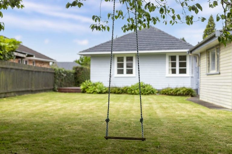Photo of property in 12 London Street, Te Atatu Peninsula, Auckland, 0610
