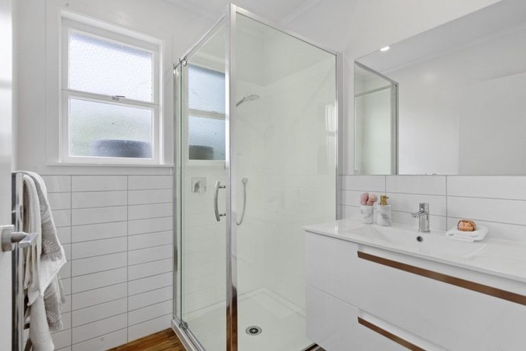 Photo of property in 3 Daphne Street, Kelston, Auckland, 0602