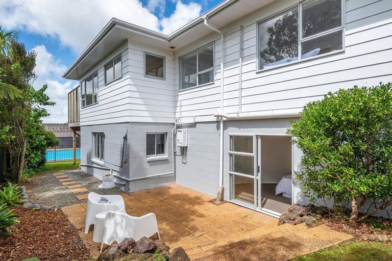 Photo of property in 14 Holdaway Avenue, Northcote, Auckland, 0627