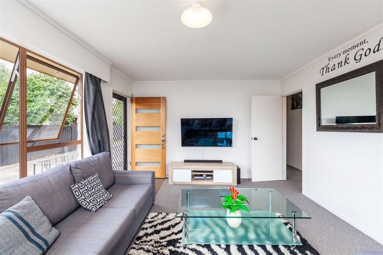 Photo of property in 2/201 Henderson Valley Road, Henderson, Auckland, 0612