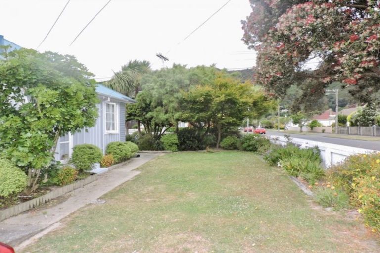 Photo of property in 5 Rumgay Street, Fairfield, Lower Hutt, 5011