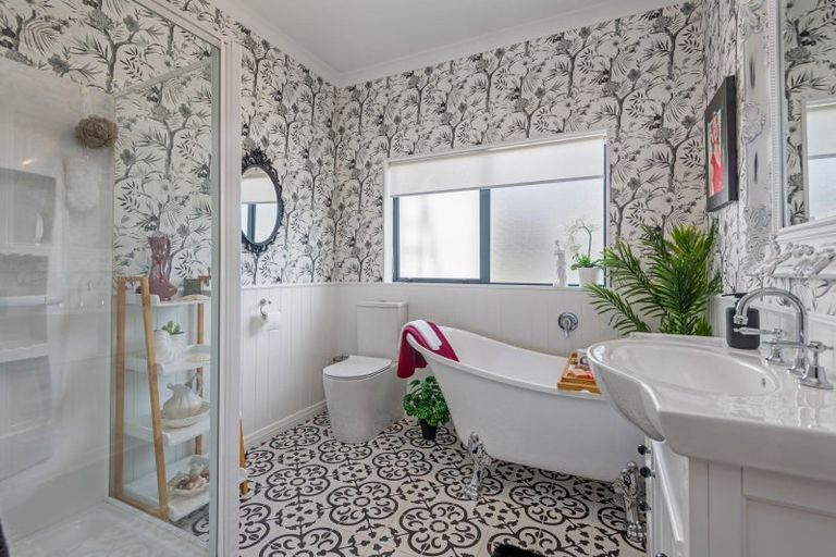 Photo of property in 6 Pegasus Place, Kelvin Grove, Palmerston North, 4414