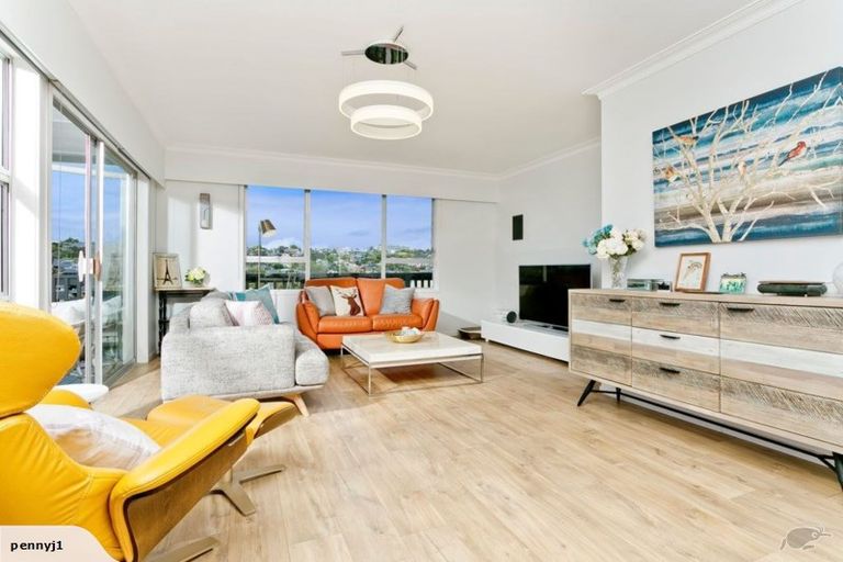 Photo of property in 2/33 Hyde Road, Rothesay Bay, Auckland, 0630